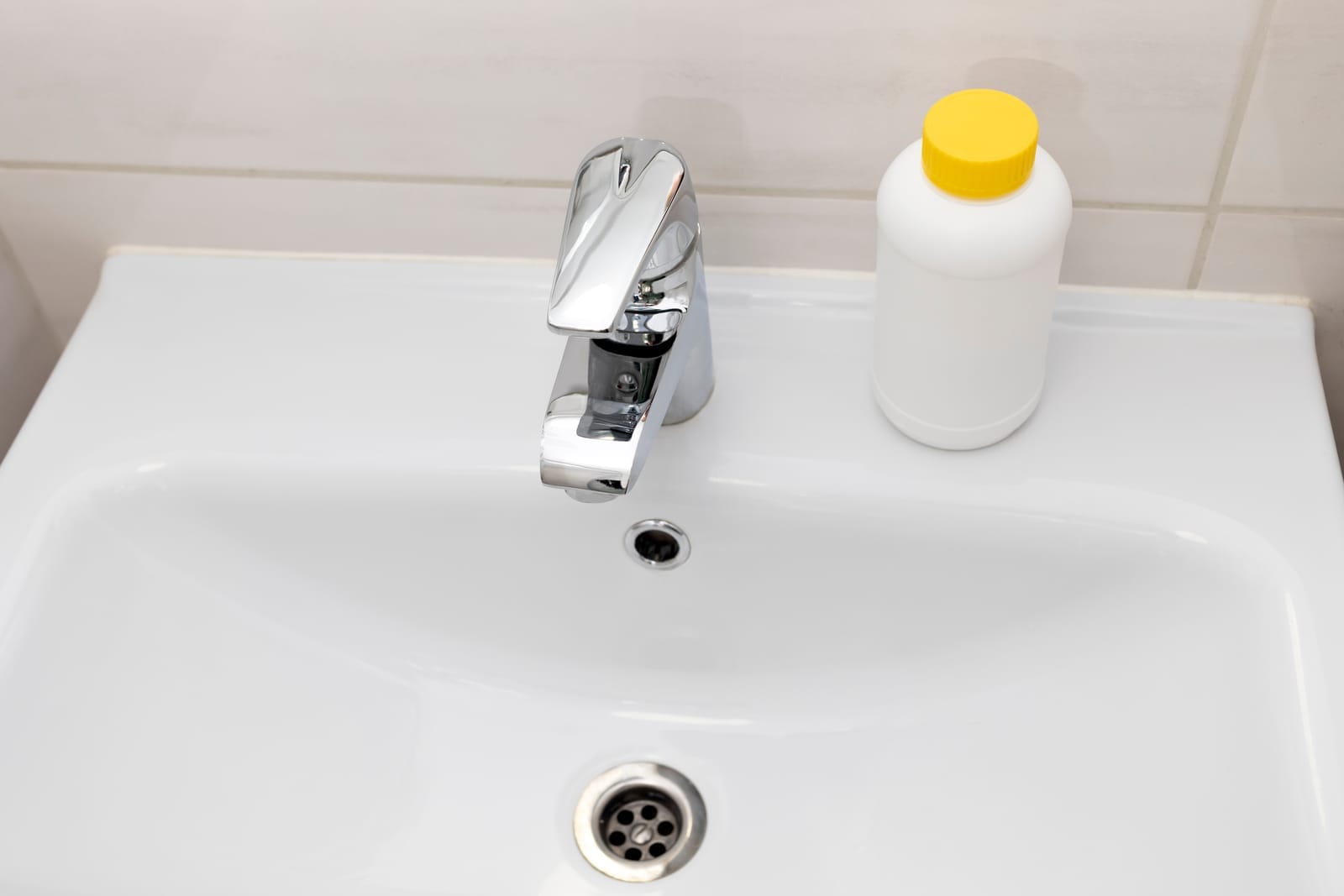 L'incroyable pouvoir de l'acide chlorhydrique sur vos canalisations : 5 erreurs qui pourraient vous coûter cher !