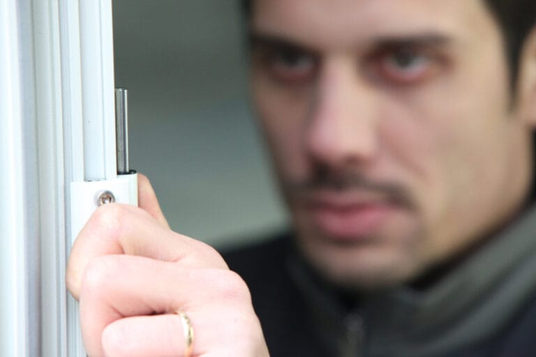 Comment changer une paumelle de fenêtre PVC