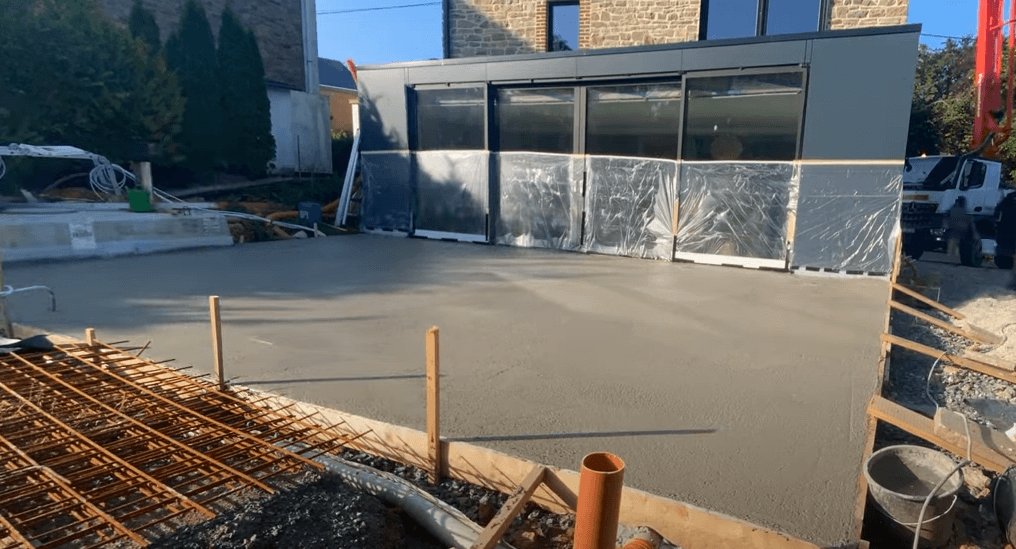 construction d'une terrasse en béton lissé