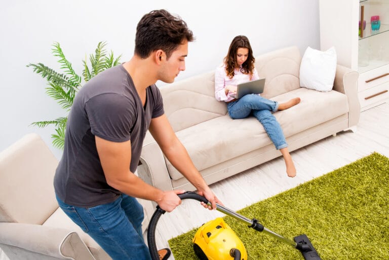 Aspirateur puissant avec sac montrant la puissance en watts optimale
