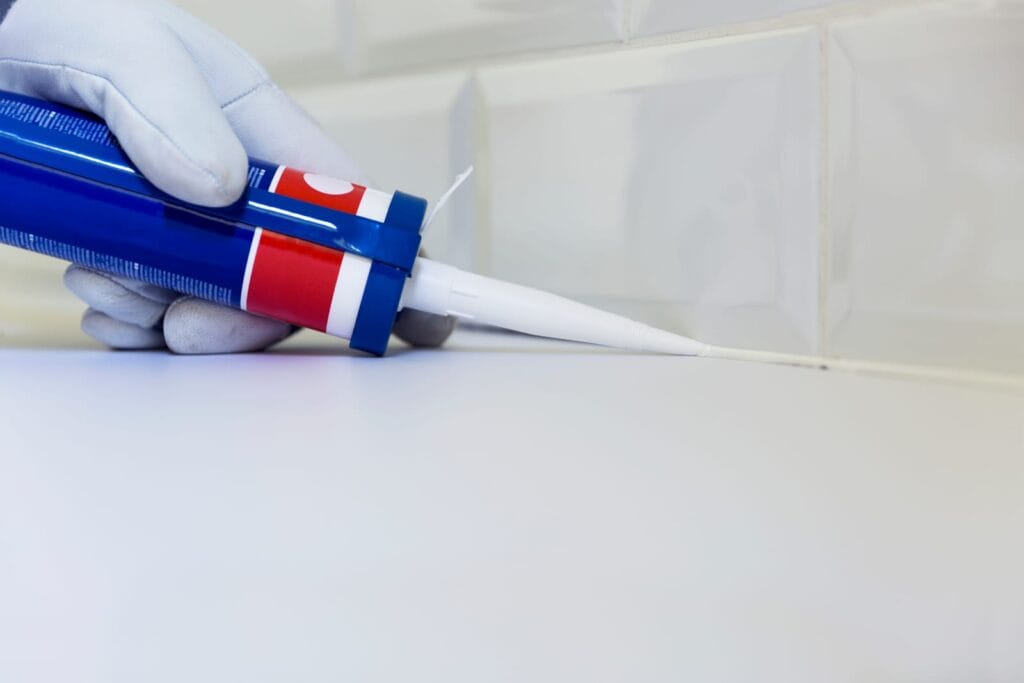 Application de deux couches de joint silicone pour étanchéité optimale