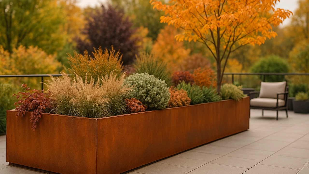 grande jardinière en acier corten sur une terrasse avec plantation automnale